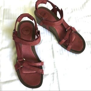 Teva Ysidro 7.5 NWOB Sandal Universal Wedge red